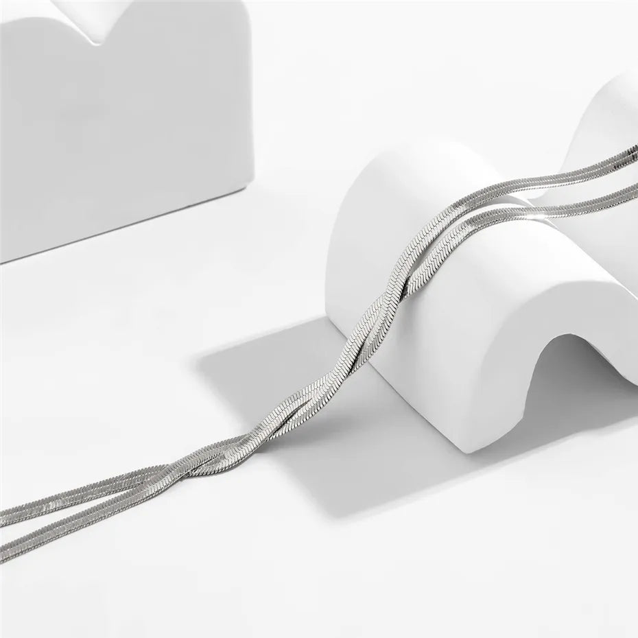 Elegantiškas ilgas vėrinys su reguliuojamo dydžio gyvatės raštu