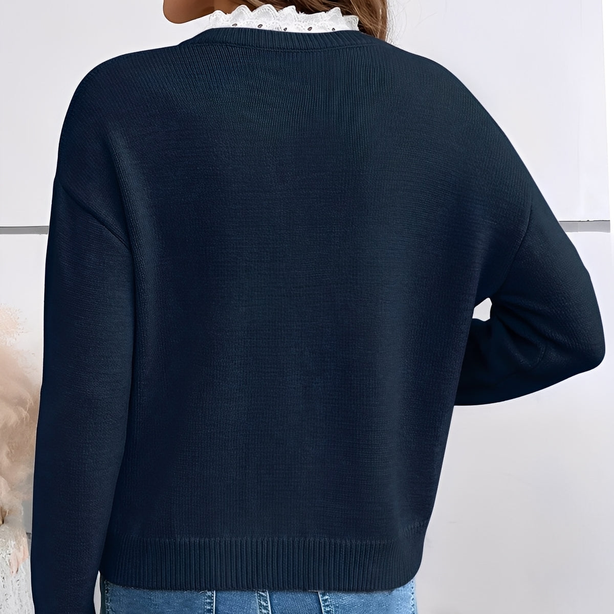 Liora™ – Nėrinių V formos megztinis